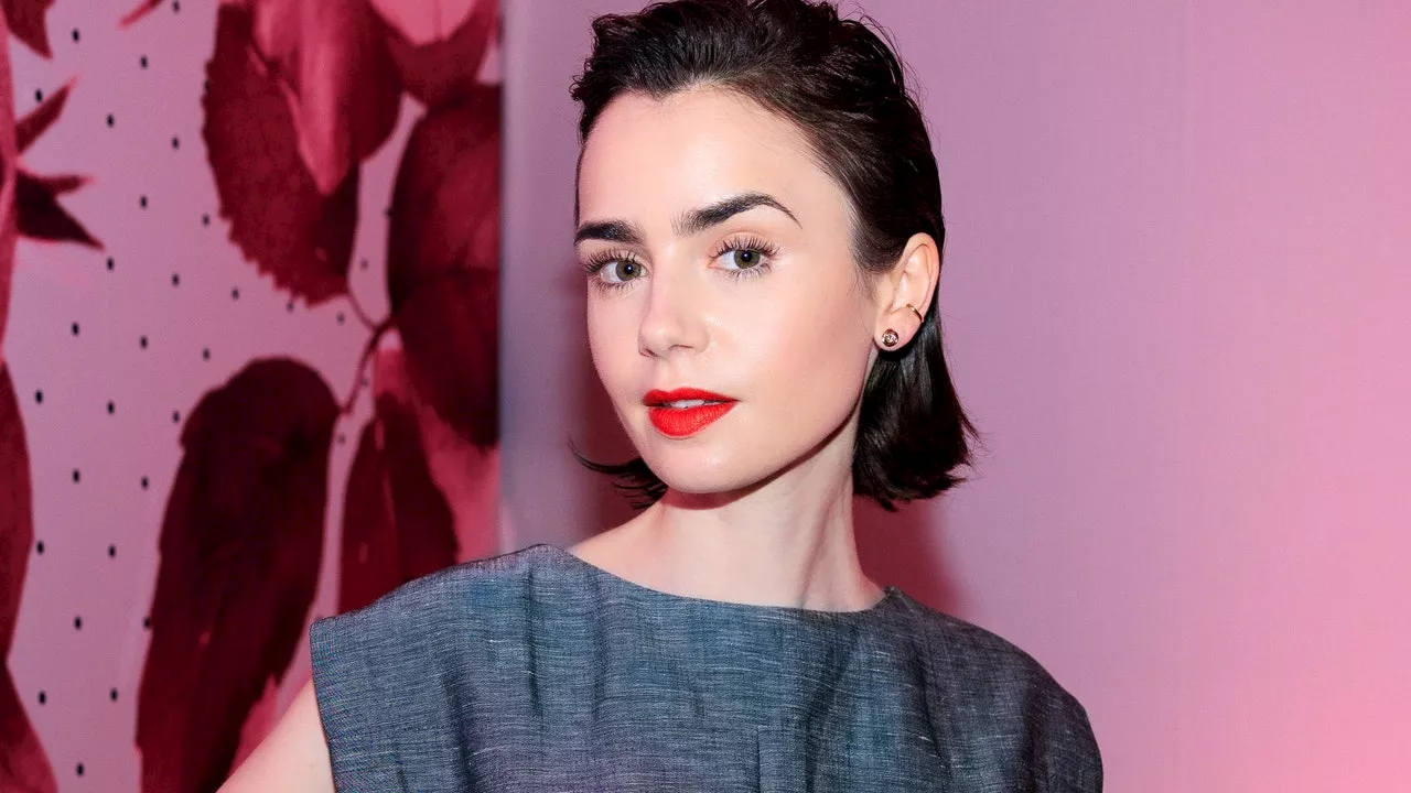 Lily Collins calque le chic français pour fêter la saison 4 d'Emily in Paris