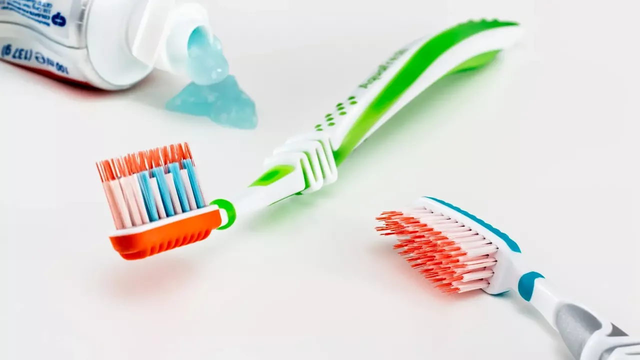 Cada cuánto hay que cambiar los cepillos de dientes, esponjas y cuchillas según Boticaria García