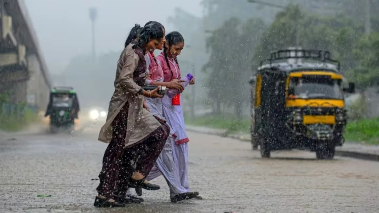 Delhi Weather: उमस से छुटकारा, वीकेंड पर बढ़ेगी बारिश की रफ्तार, जानें दिल्ली में कब तक बरसेंगे बादल