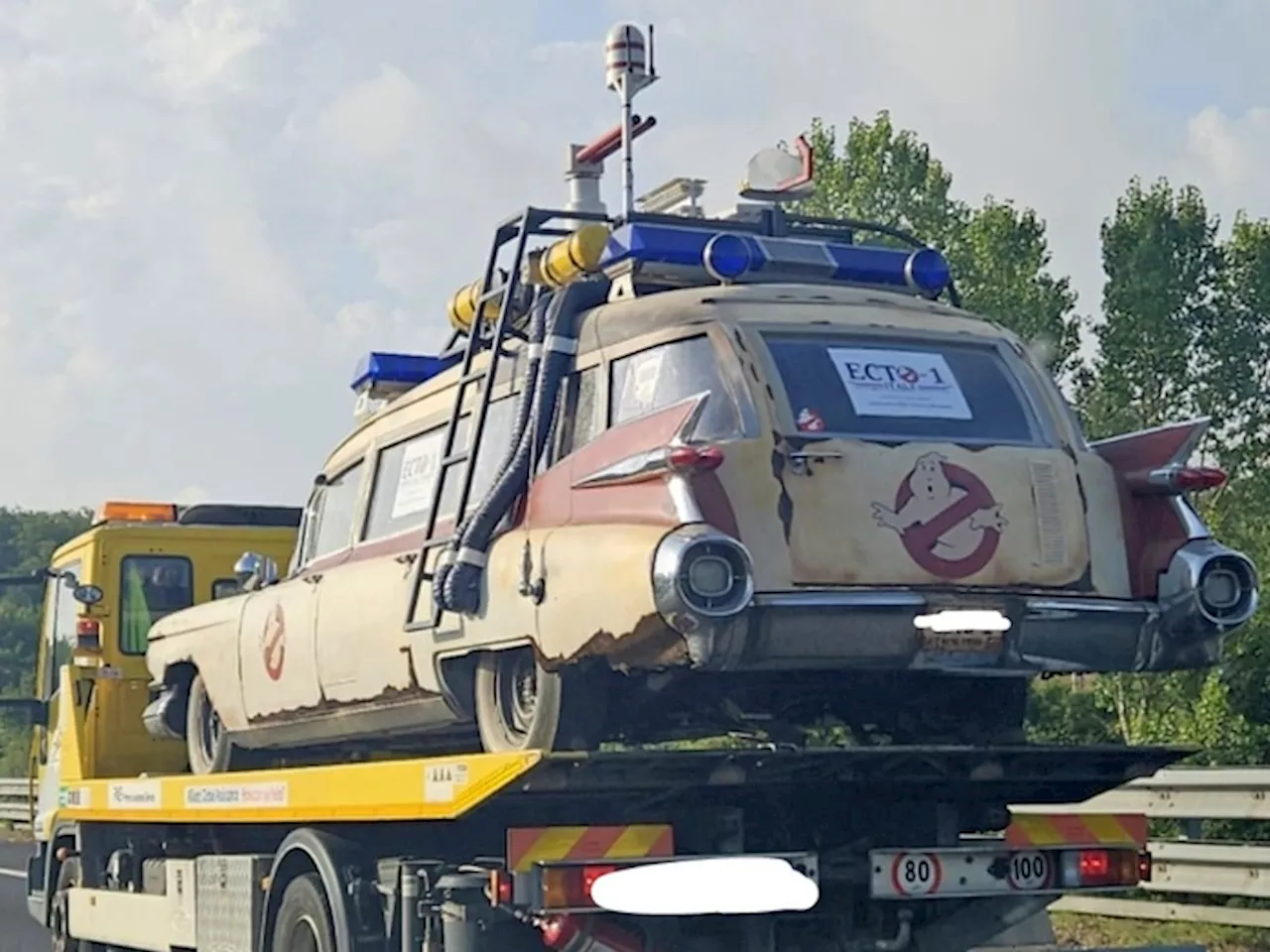 Con la Cadillac di Ghostbuster in A1, multa e sequestro