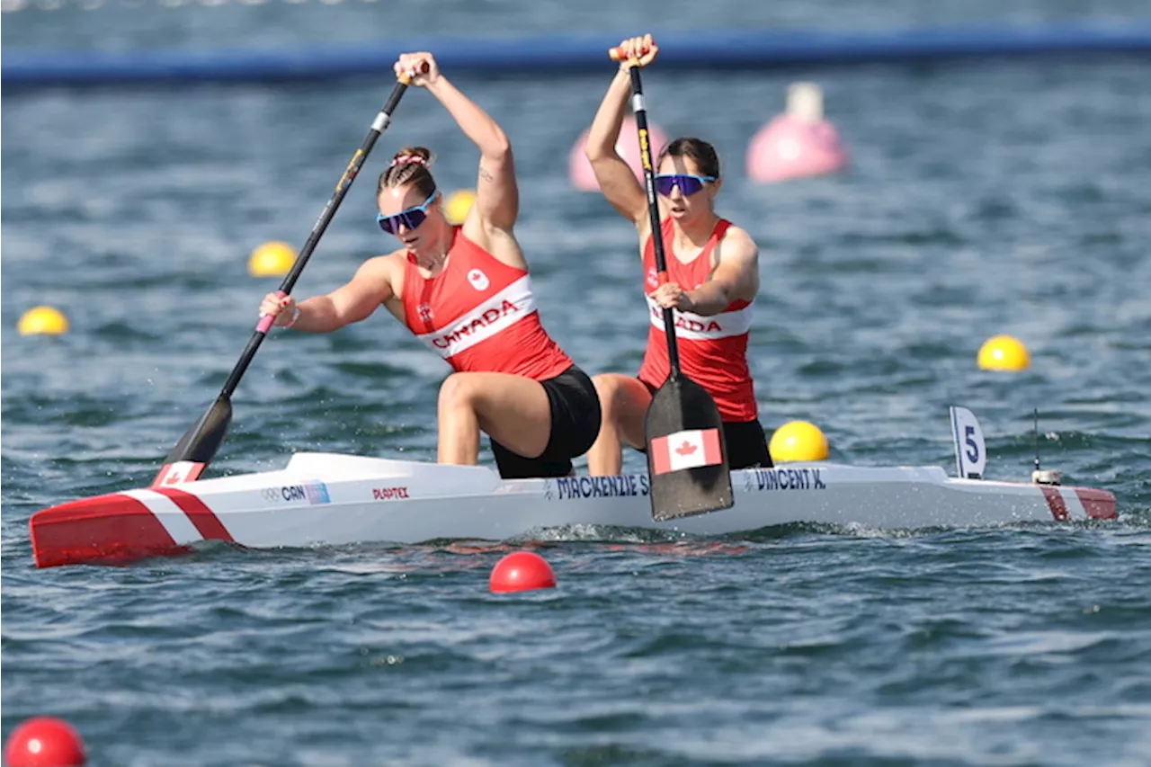 Il duo canadese Sloan Mackenzie e Katie Vincent nella canoa