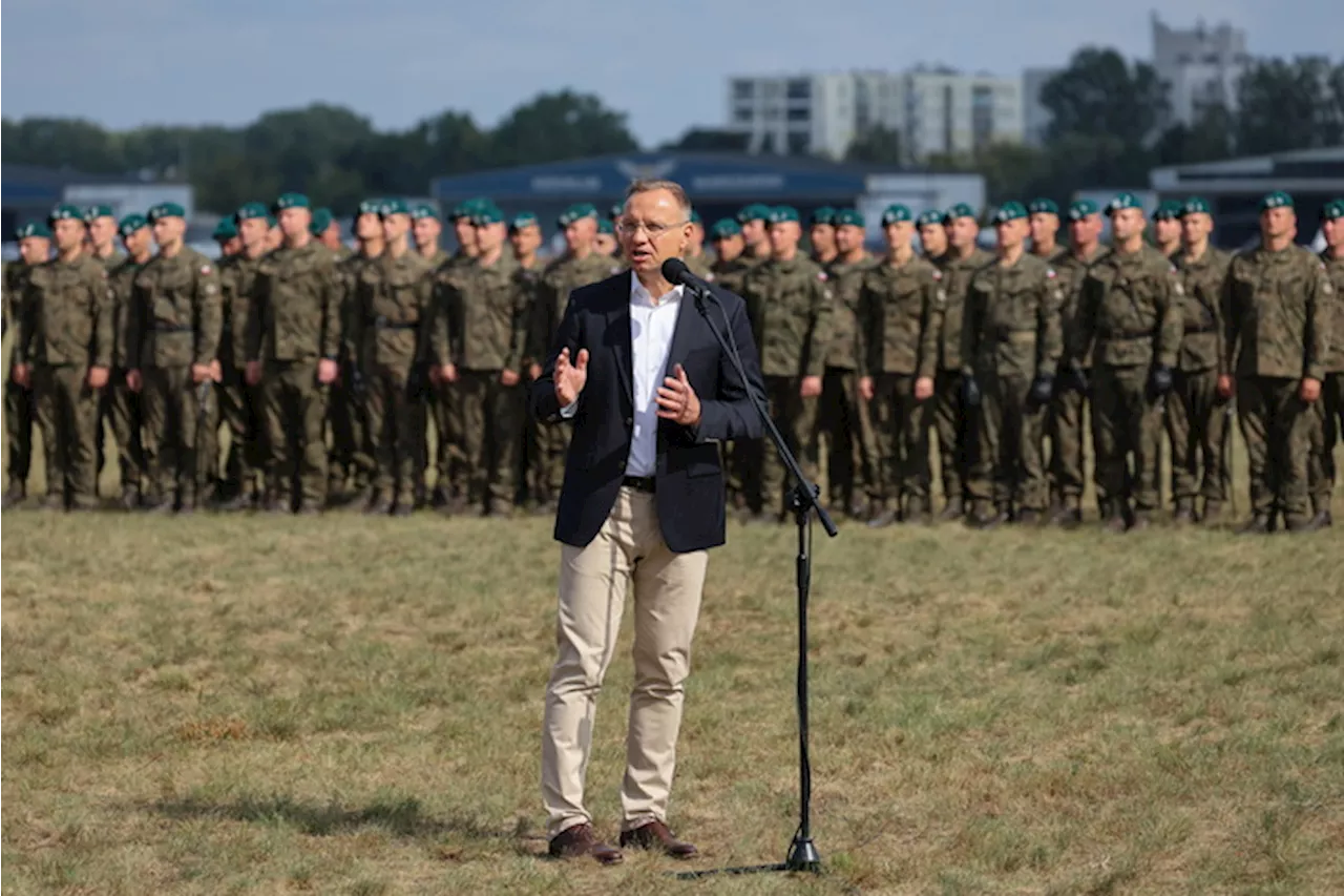 Il presidente Duda saluta i soldati polacchi a Varsavia