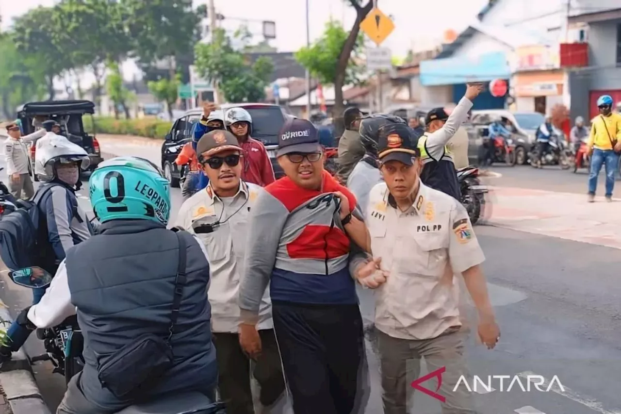 Satpol PP Jaktim jaring 74 PMKS di Kramat Jati dan Duren Sawit