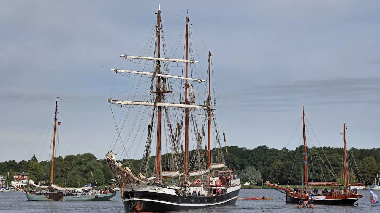 Hanse Sail in Rostock: Seenotretter helfen Segler auf der Ostsee