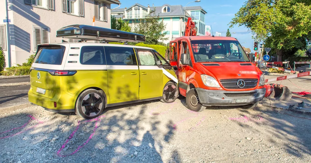 Camper fährt in Baustelle – vier Verletzte