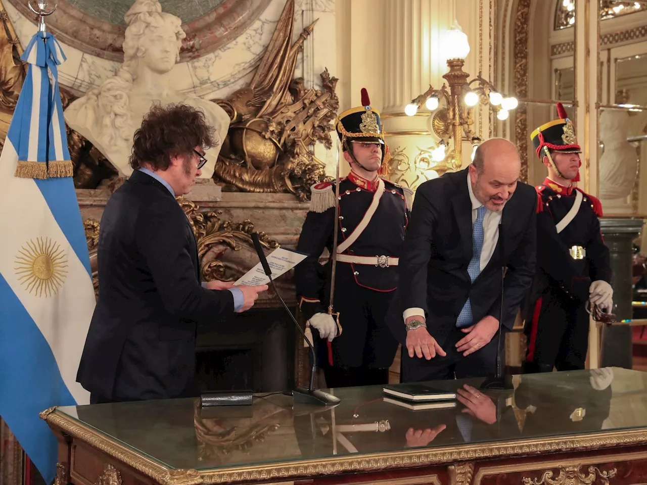Javier Milei designó a Federico Sturzenegger como representante del Gobierno en el Consejo de Mayo