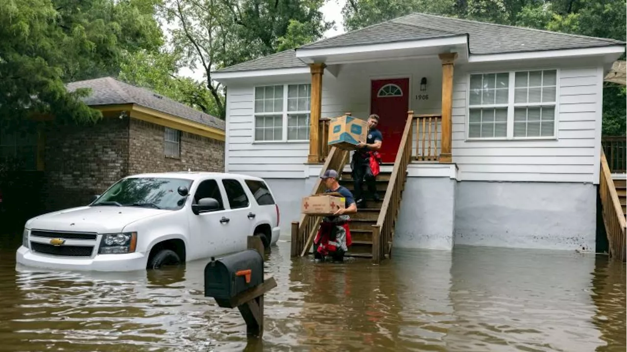 La depresión tropical Debby acelerará rápidamente hacia el noreste, amenazando con desatar inundaciones y tornados