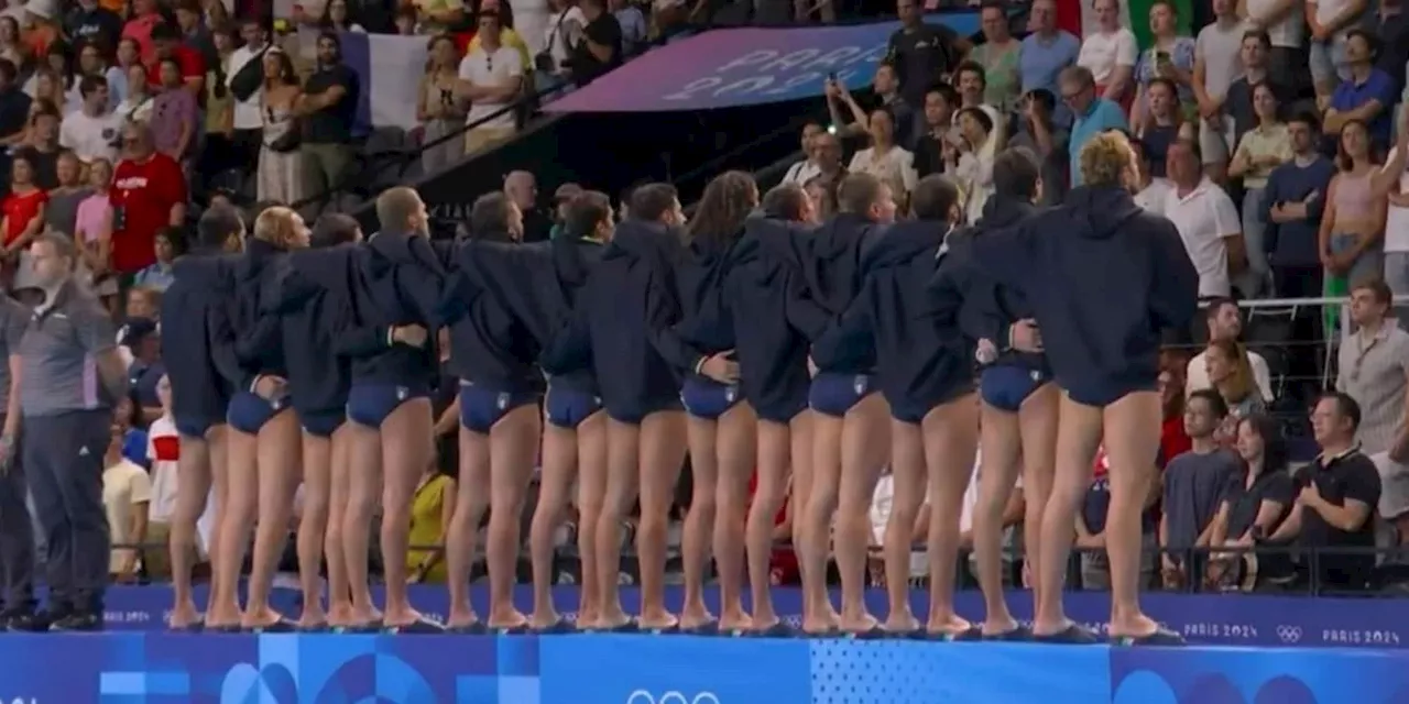 Il Settebello si mette di spalle durante l'inno, protesta clamorosa alle Olimpiadi!