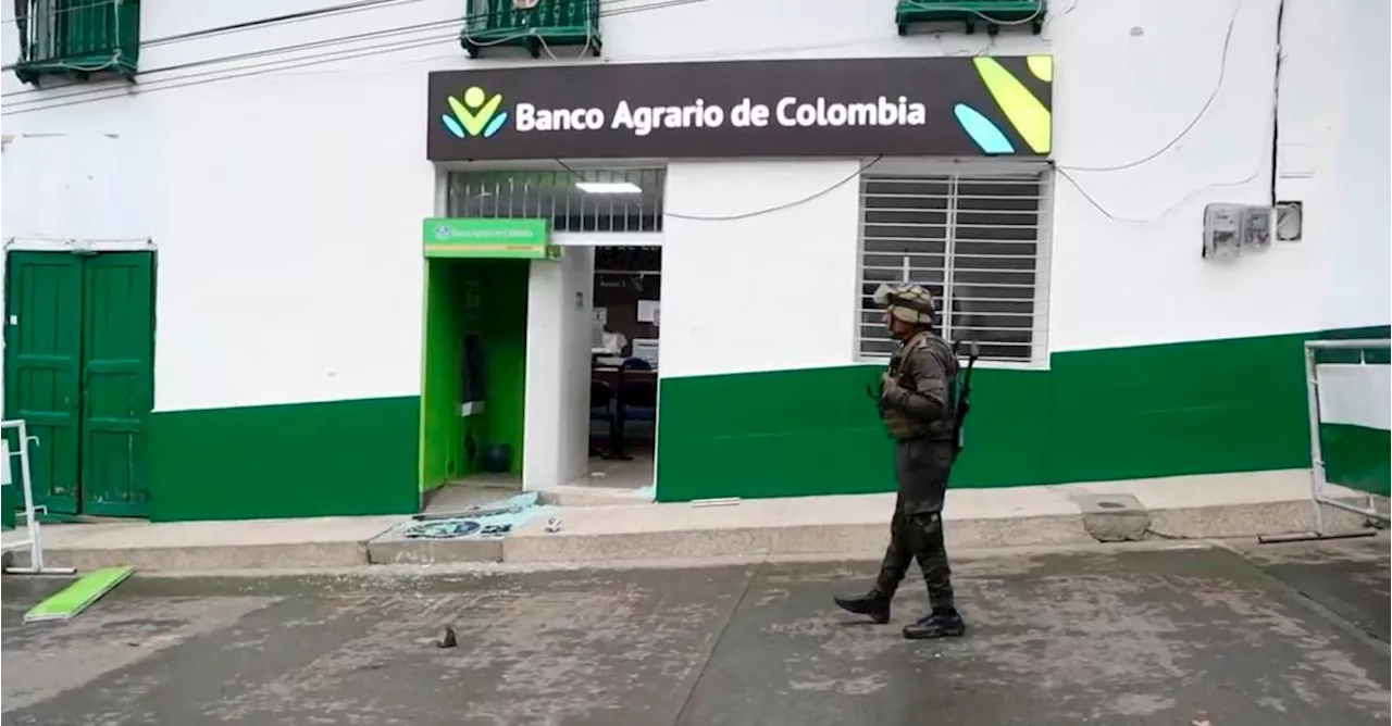 Ilegales asaltaron sede del Banco Agrario y hostigaron policías en el sur del Cauca