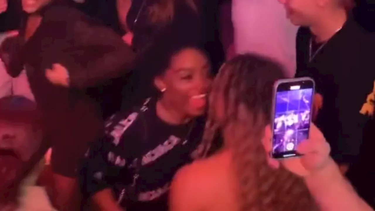 La imagen más comentada de los Juegos Olímpicos: Simone Biles, 'pillada' de fiesta junto a su rival Rebeca Andrade