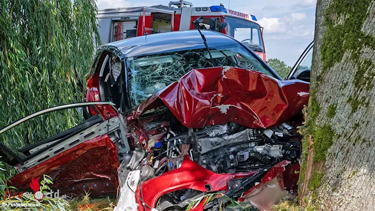 Oö: Pkw prallt in St. Georgen im Attergau gegen Baum → Lenker (74) eingeklemmt