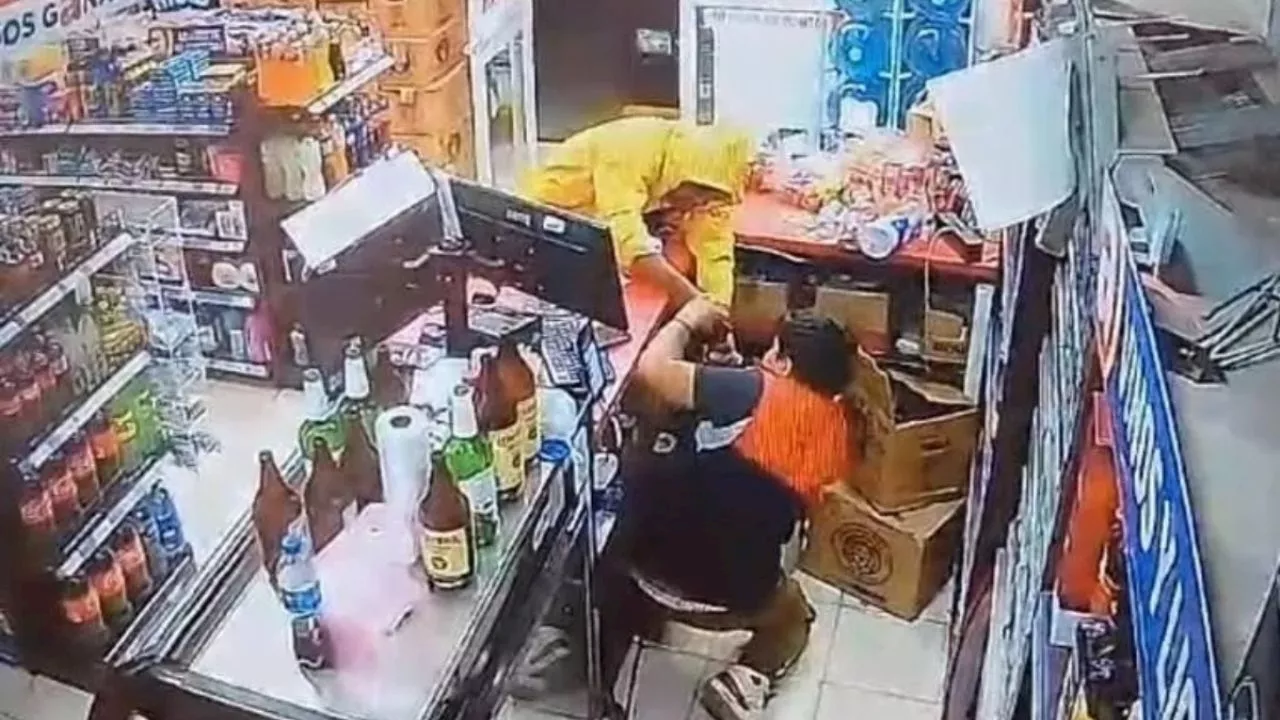 Tendero le quita pistola a asaltante y frustra asalto en Querétaro; quedó grabado en VIDEO