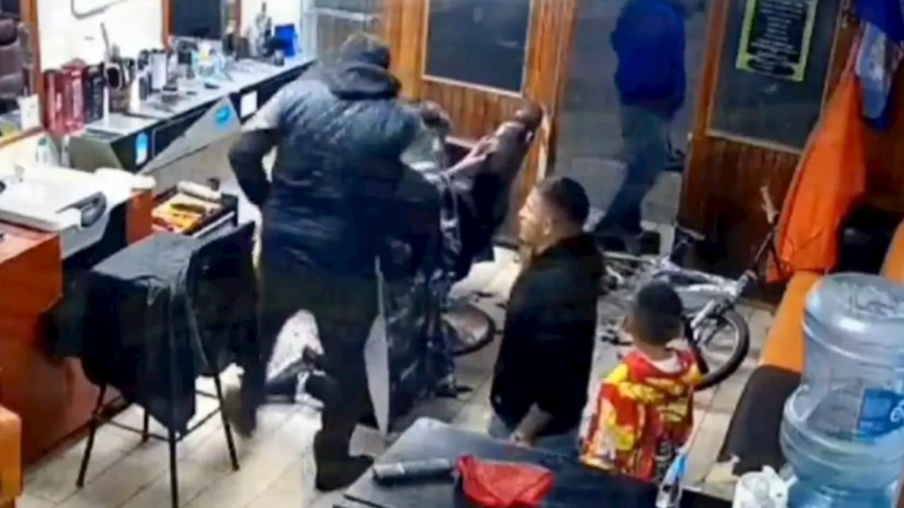 VIDEO: en menos de 1 minuto asaltan barbería en presencia de un menor de edad