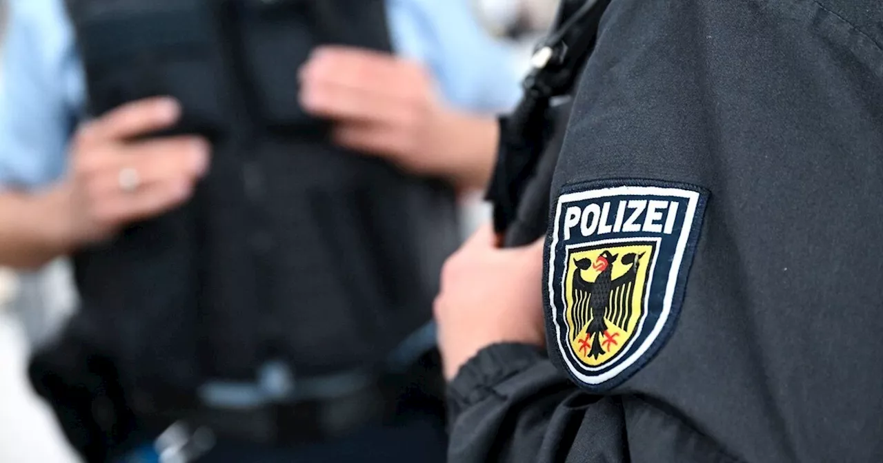 Polizei räumt Zug und Bahnhof wegen Mann mit Kampfmesser