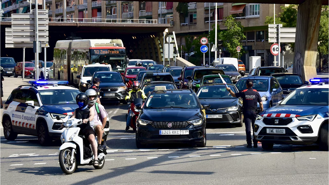 Los dos mossos que colaboraron en la huida de Puigdemont enfrenta multas y pena de prisión
