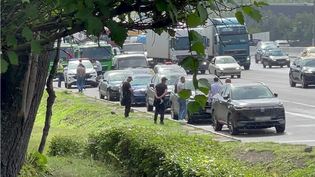 В Москве на МКАД автомобиль вылетел на встречку через отбойник и перевернулся