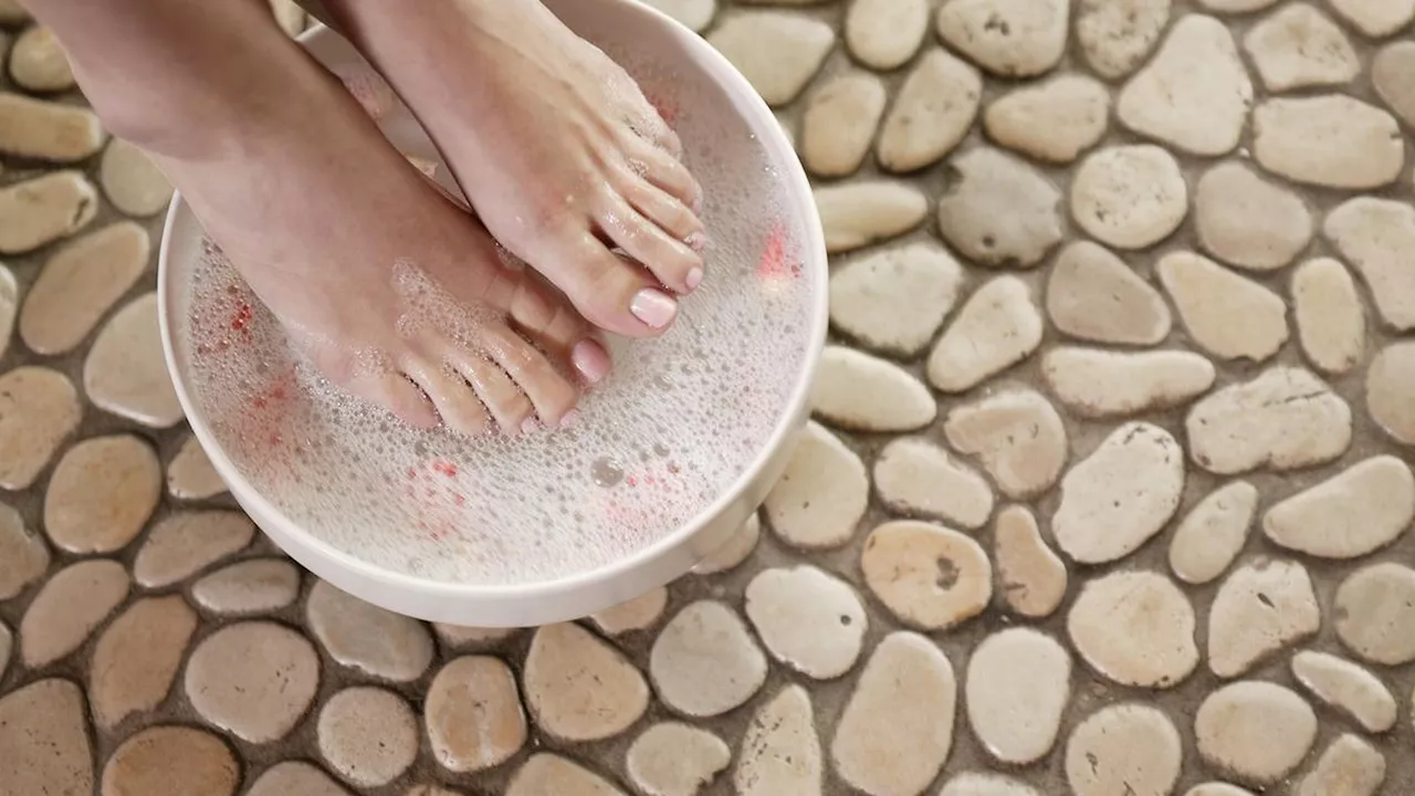 Cara Atasi Bau Kaki Saat Pakai Sepatu Heels, Cuma Pakai 1 Bahan Skincare