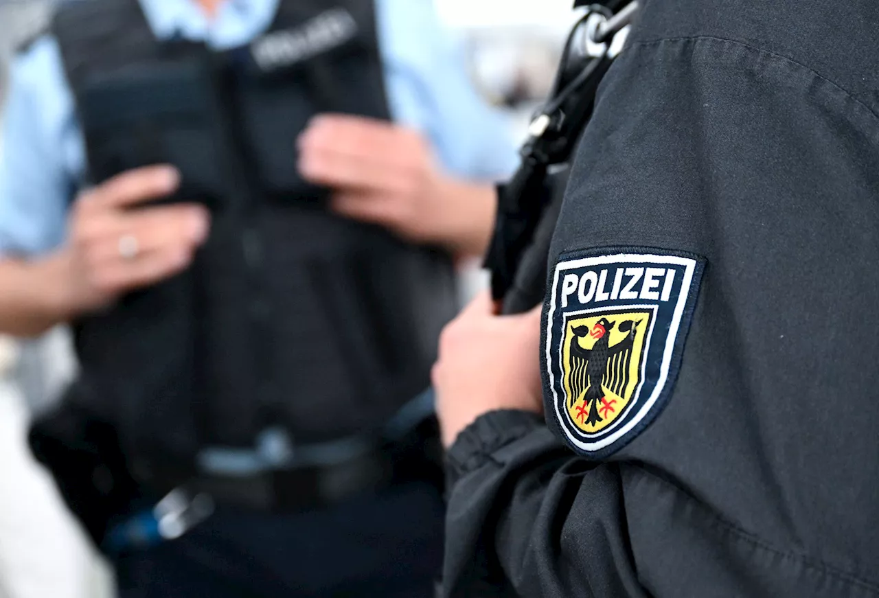 Polizei räumt Zug und Bahnhof wegen Mann mit Kampfmesser