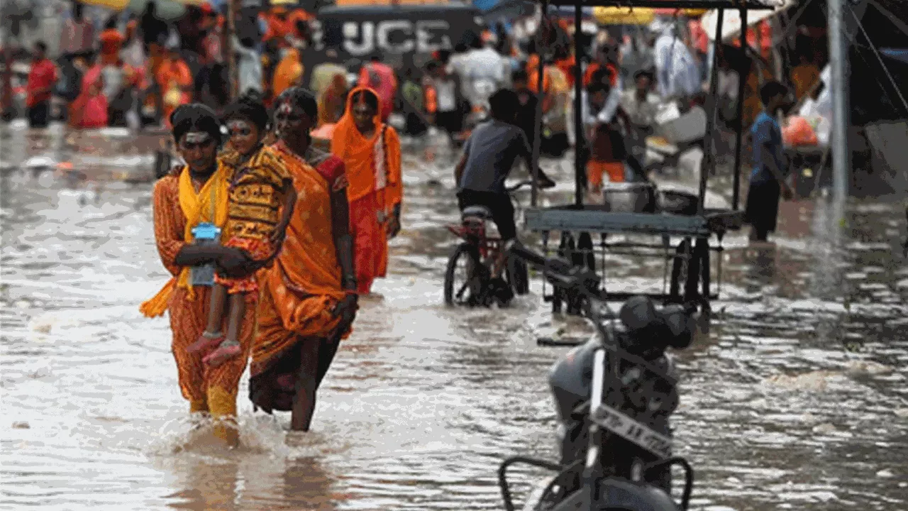 प्रयागराज में गंगा और यमुना ने दिया रौद्र रूप, बाढ़ के चलते हजारों लोग प्रभावित