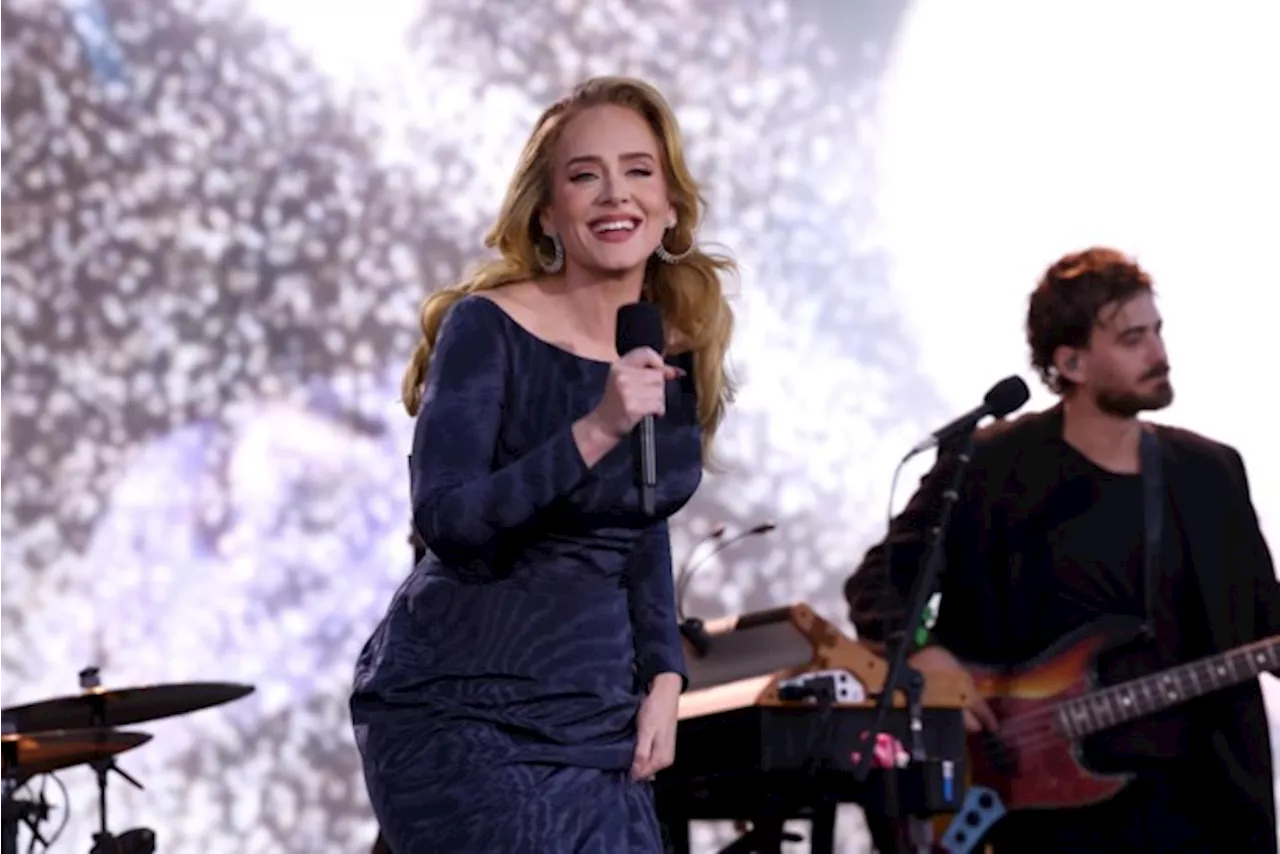 Adele bevestigt dat ze gaat trouwen en toont ring tijdens optreden in München