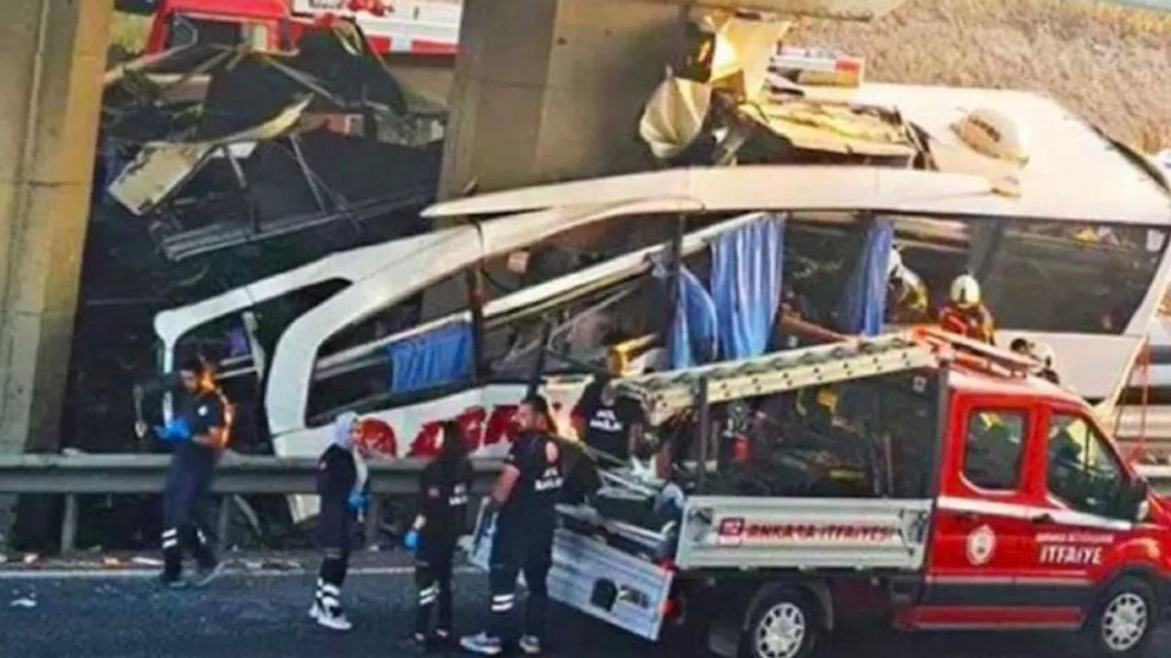 Bus crasht tegen viaduct in Turkije, negen doden en gewonden