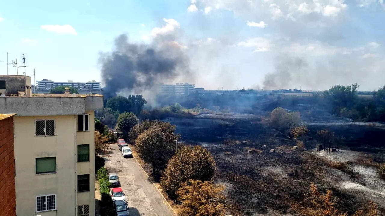 Roma brucia: ancora un incendio nel quadrante nord est, elicottero in volo per domare le fiamme