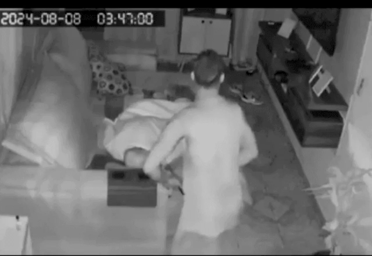 Vídeo: bandido invade casa e furta objetos enquanto morador dorme no sofá