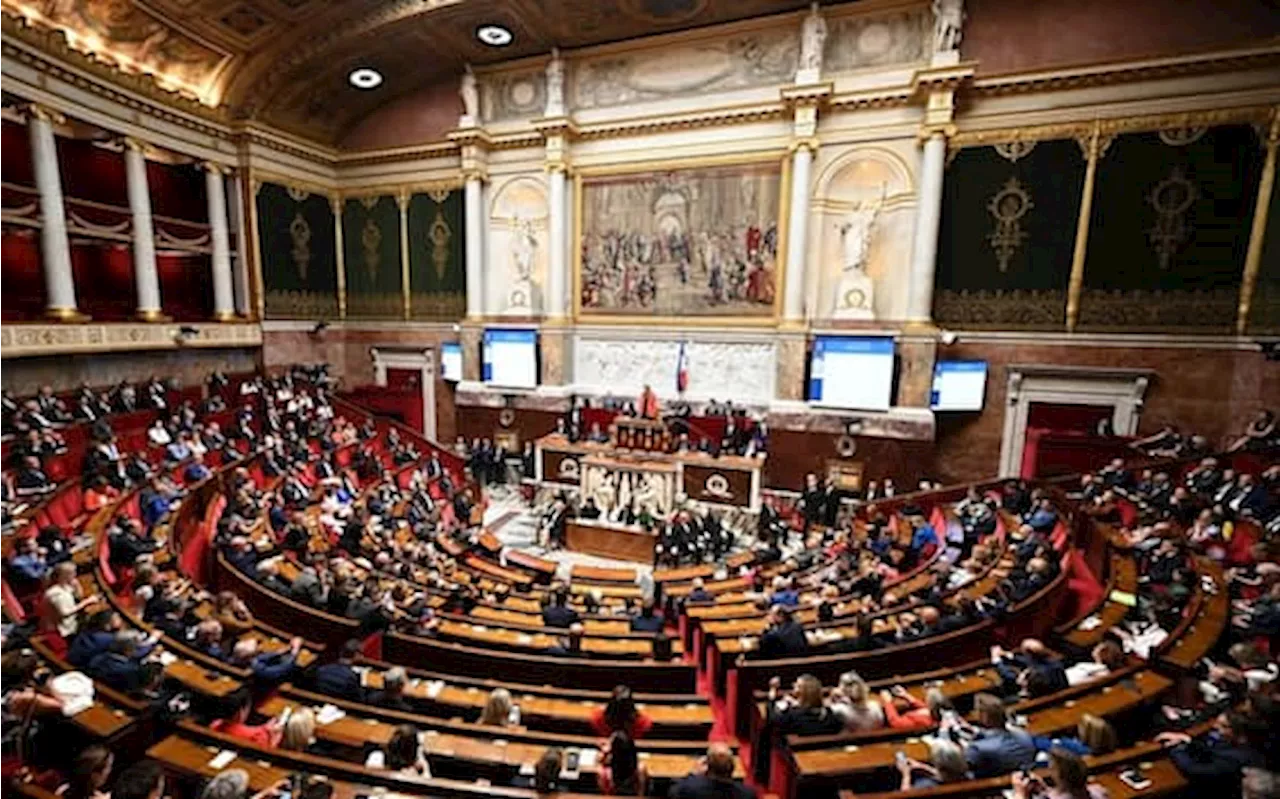 Più uomini e più anziani, come è cambiato il Parlamento francese