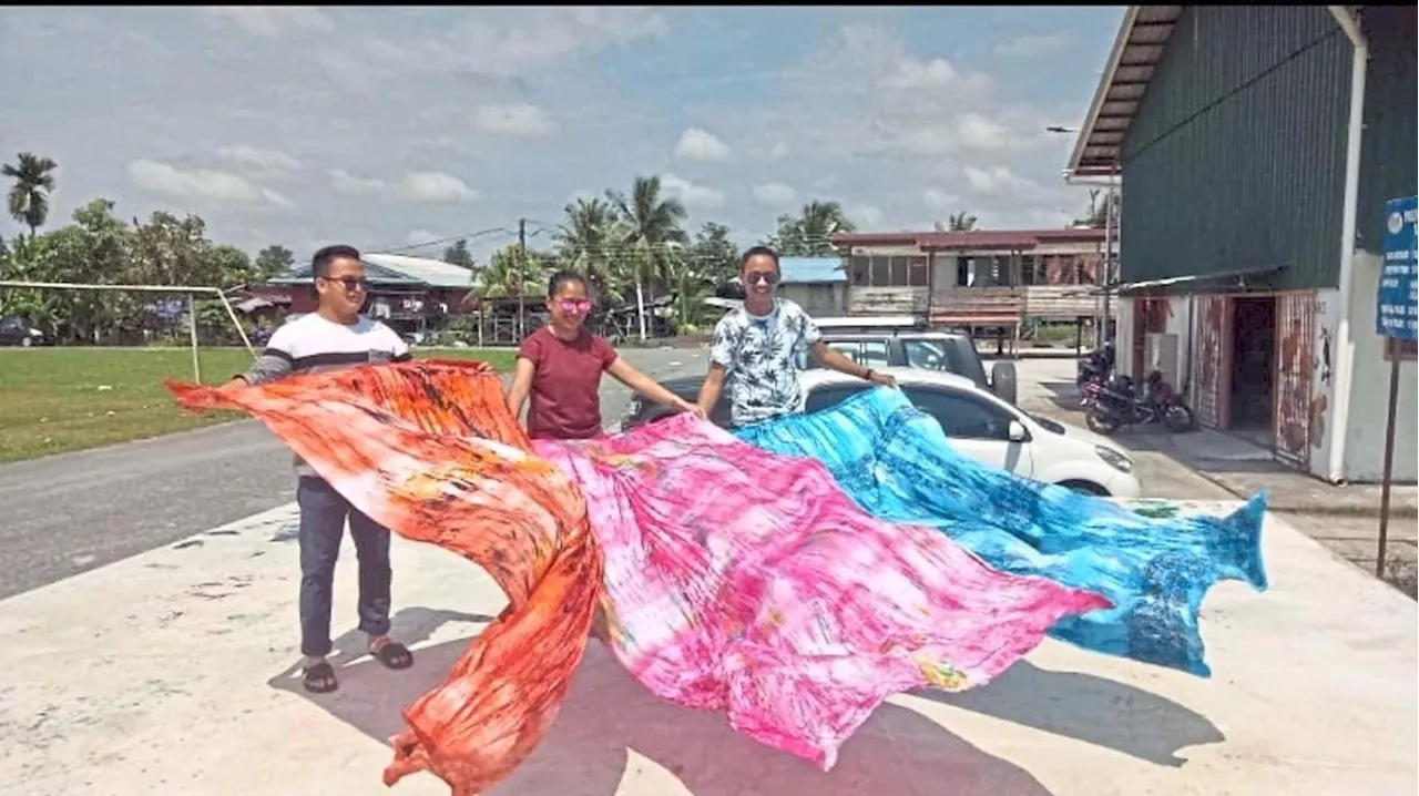 Ex-Sarawakian journalist pioneers eco-friendly batik linut