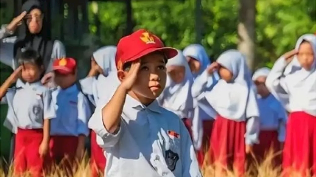 Momen Siswa SD Hormat Bendera Beralas Lumpur Bikin Publik Mewek, HUT RI 'Mahal' di IKN Diungkit: Termasuk Sewa Alphard