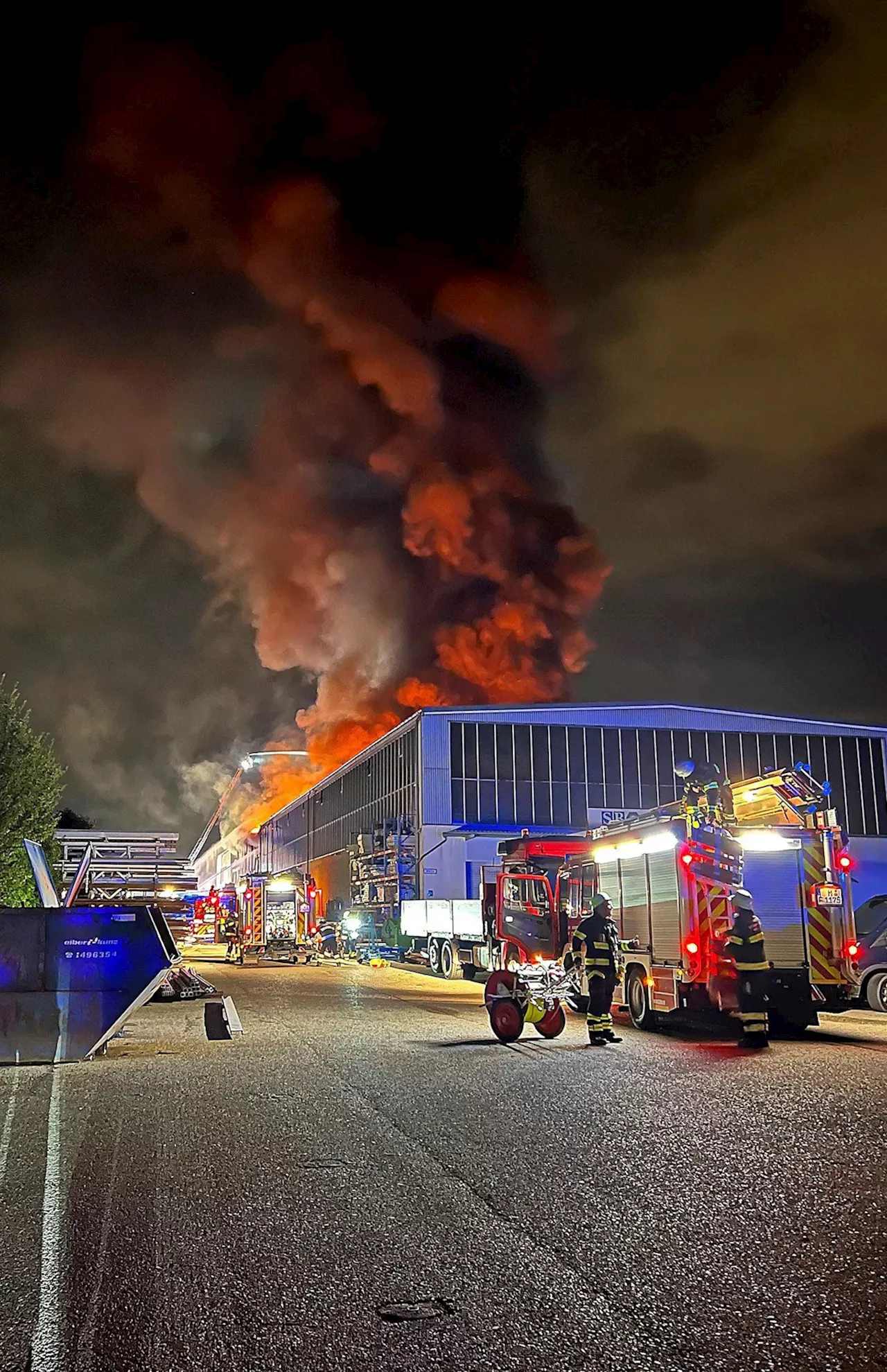 Feldmoching: 200 Feuerwehrleute bekämpfen Großbrand in Lagerhalle