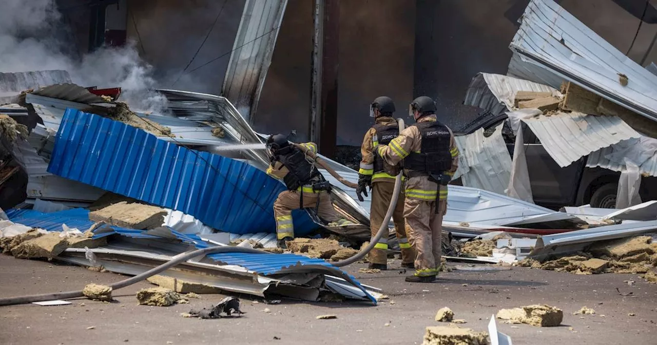 Russland bombardiert Supermarkt im Donbass - Kämpfe in Kursk