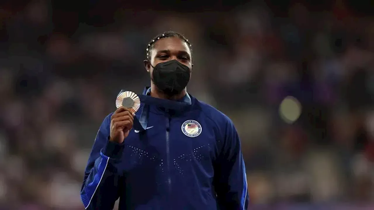 Noah Lyles aparece en el podio y recoge su medalla con mascarilla