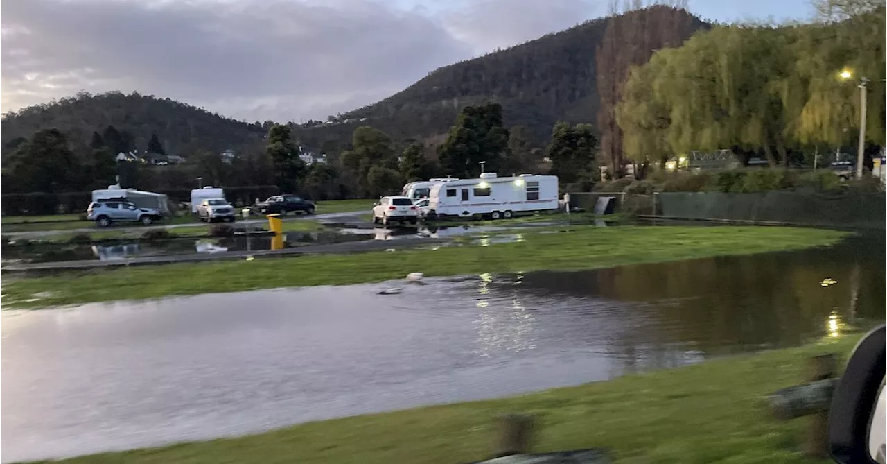 Tasmanians near parts of Derwent and Styx rivers told to evacuate