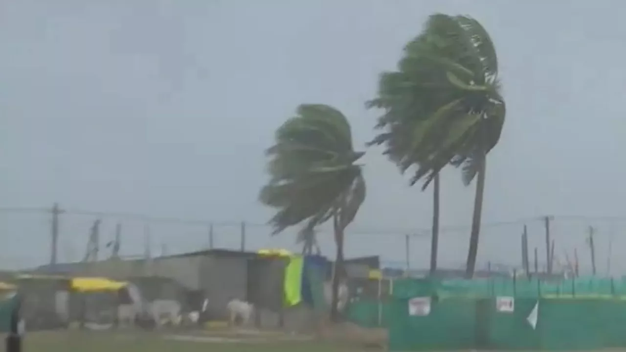 आंध्र और तेलंगाना के कई इलाकों में भारी बारिश, बाढ़-भूस्खलन से बढ़ीं मुश्किलें, थमी ट्रेनों की रफ्तार