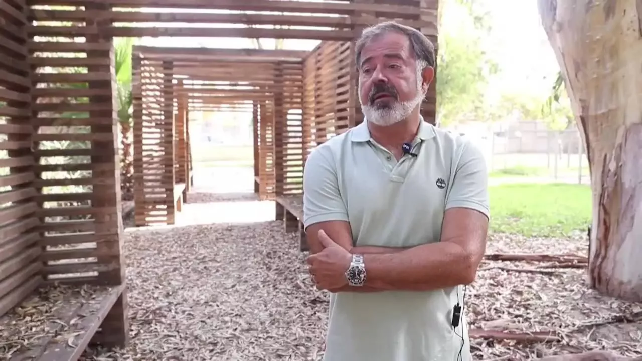 Guarda en su oficina cientos de piezas prehistóricas que ha ido hallando en la playa