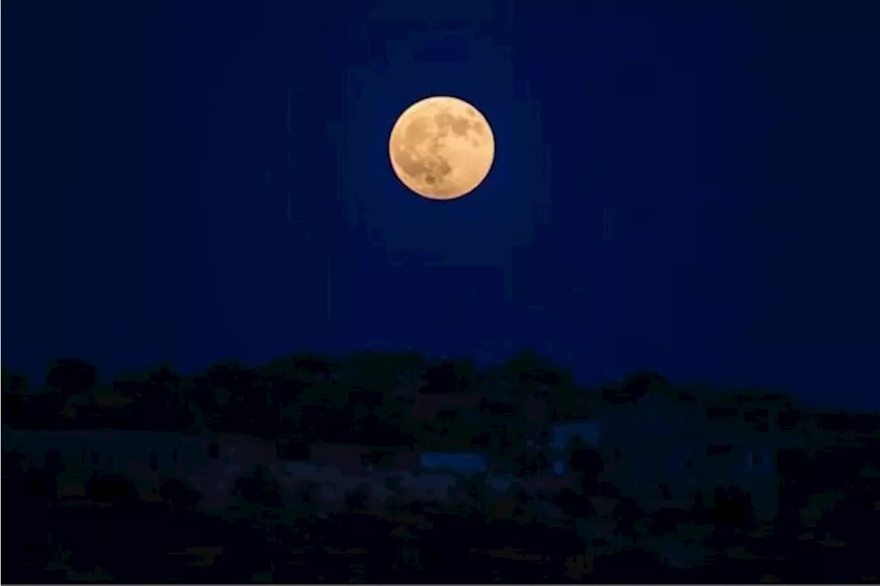 La luna reina del cielo de septiembre