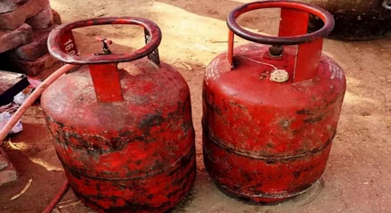 LPG Gas Rate : दिल्ली में बढ़े वाणिज्यिक गैस सिलेंडर के दाम, यहां देखें कितने में मिलेगा आज से