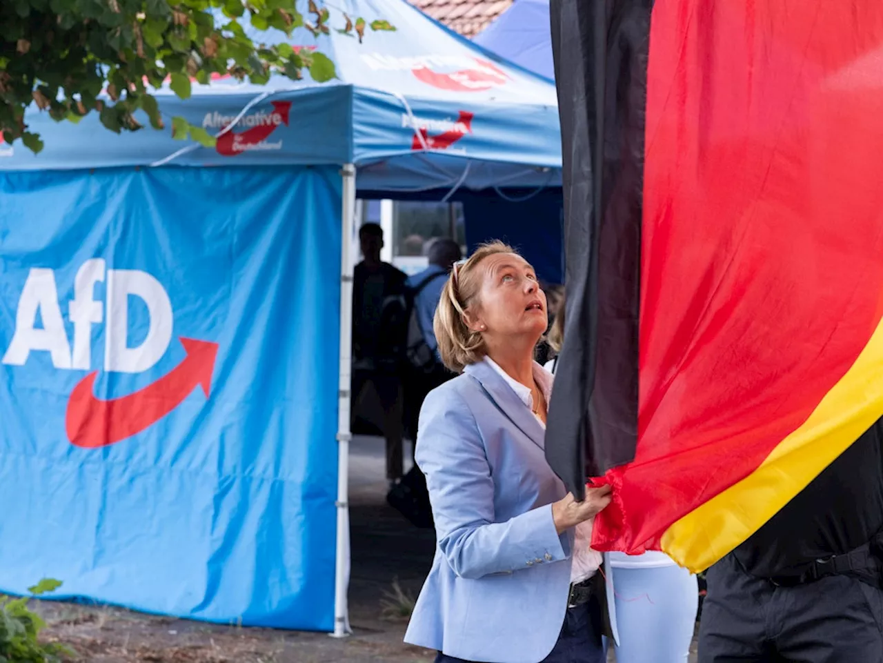 Neuköllner Antifa reist an: Wenig Stimmung bei von Storchs AfD-Wahlparty in Berlin