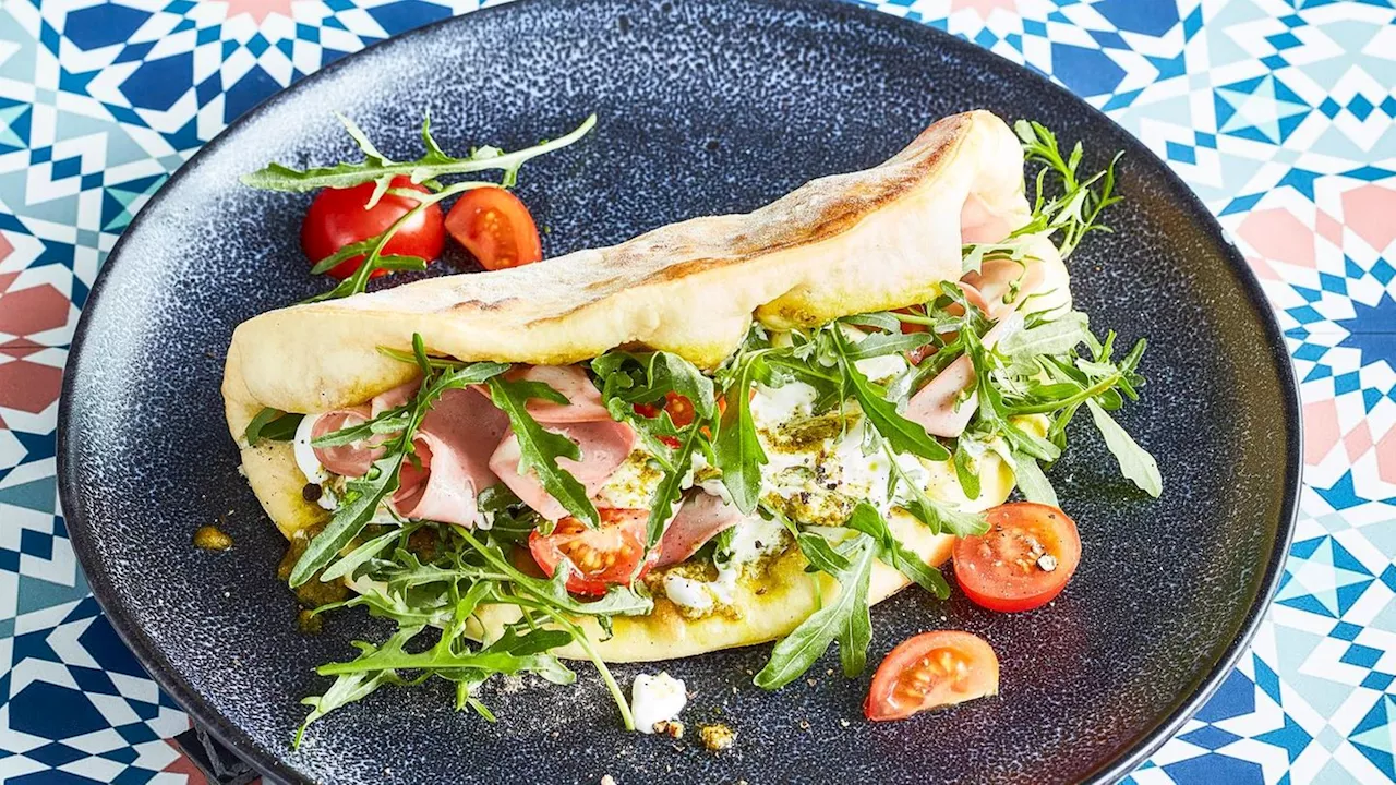 Pizza-Sandwich mit Mortadella und Rucola