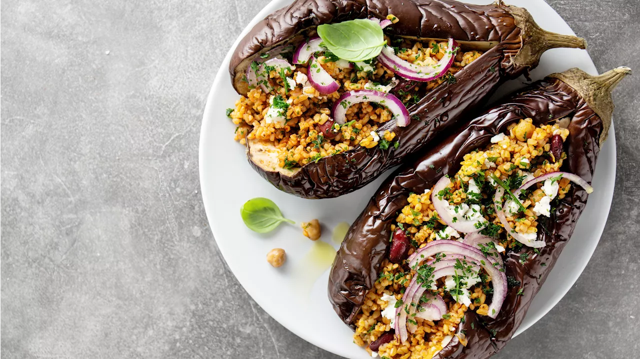 Gesunde Küche leicht gemacht: Ofen-Aubergine mit Bulgur und Kichererbsen