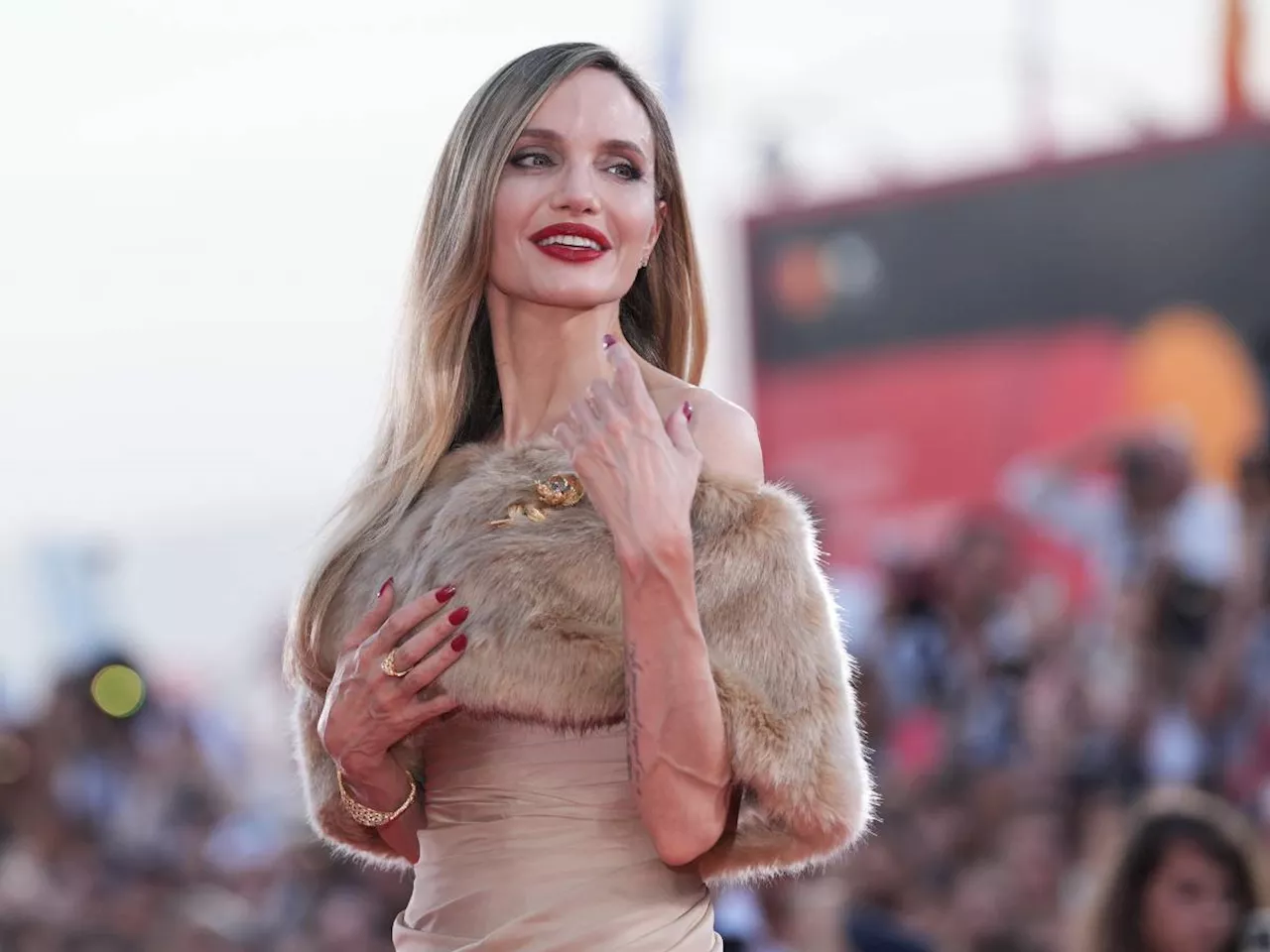 Angelina Jalisse e tutte le ironie (dietro la Mostra)