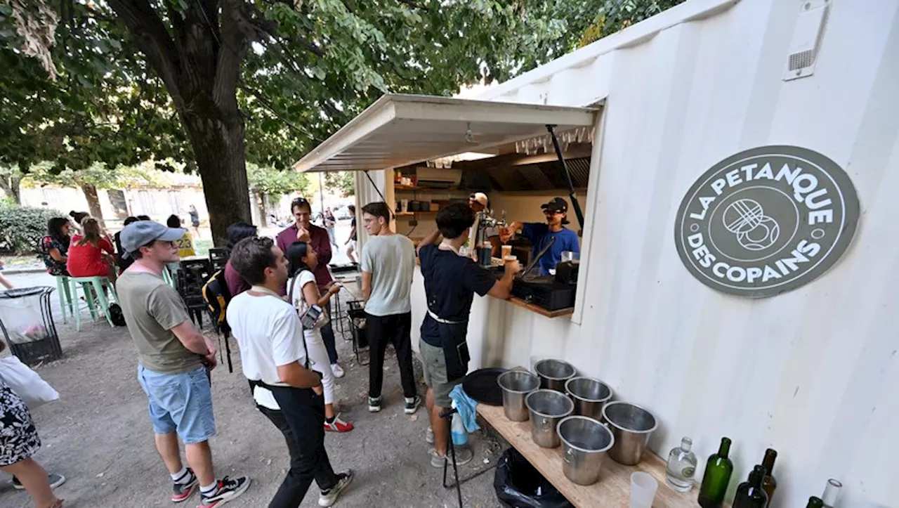 À la guinguette 'La pétanque des copains' à Toulouse : partie de boules et sourires garantis