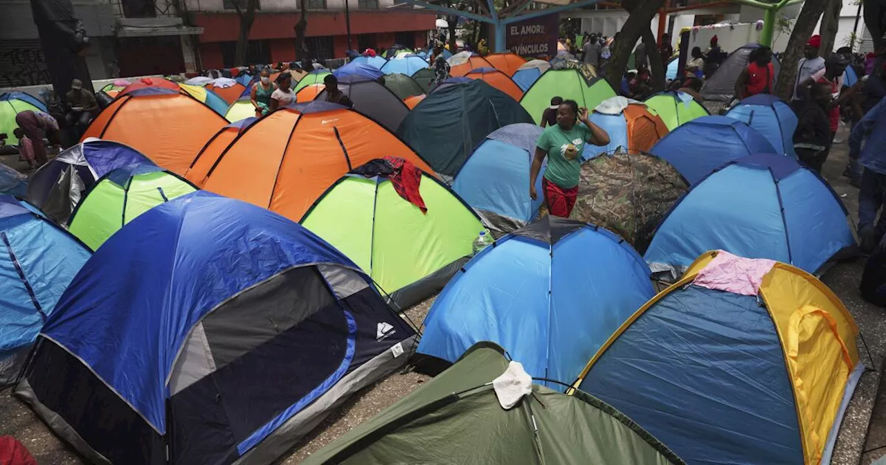 En espera de asilo en EEUU, migrantes improvisan su vida en campamentos en Ciudad de México