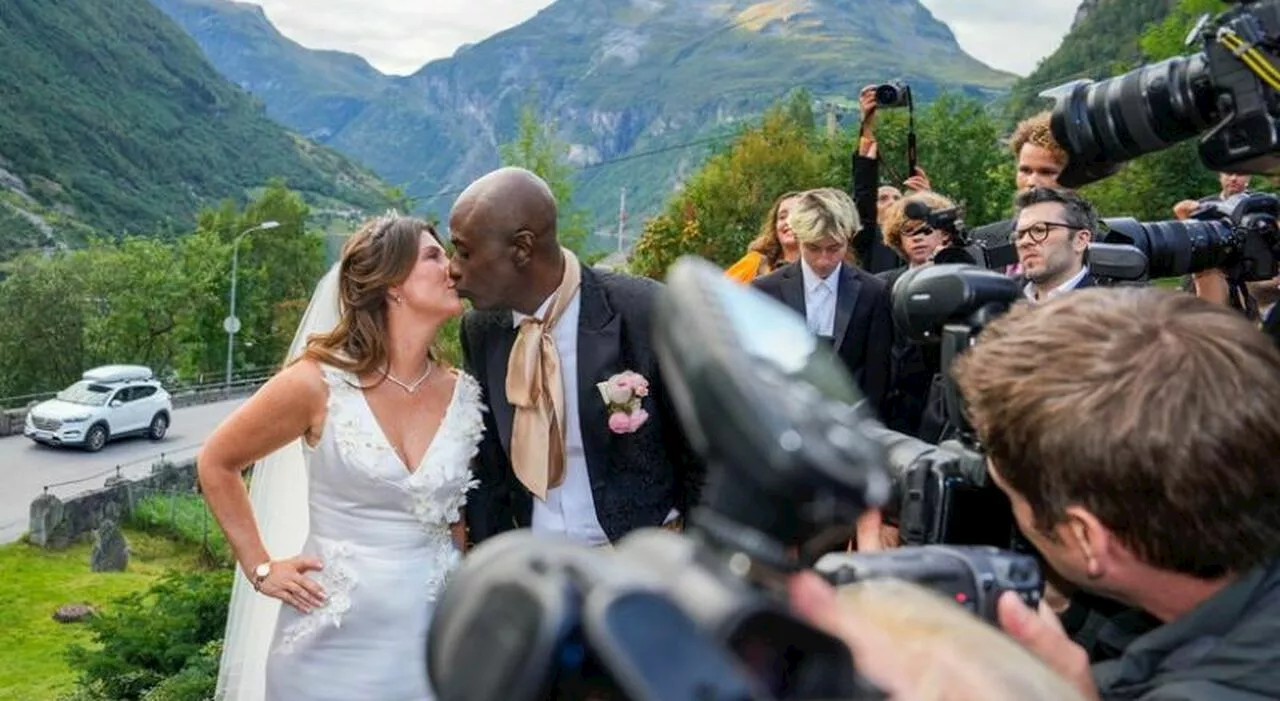 La principessa di Norvegia e lo sciamano: matrimonio da sogno tra Martha Louise e Durek Vurrett. «L'amore ha t