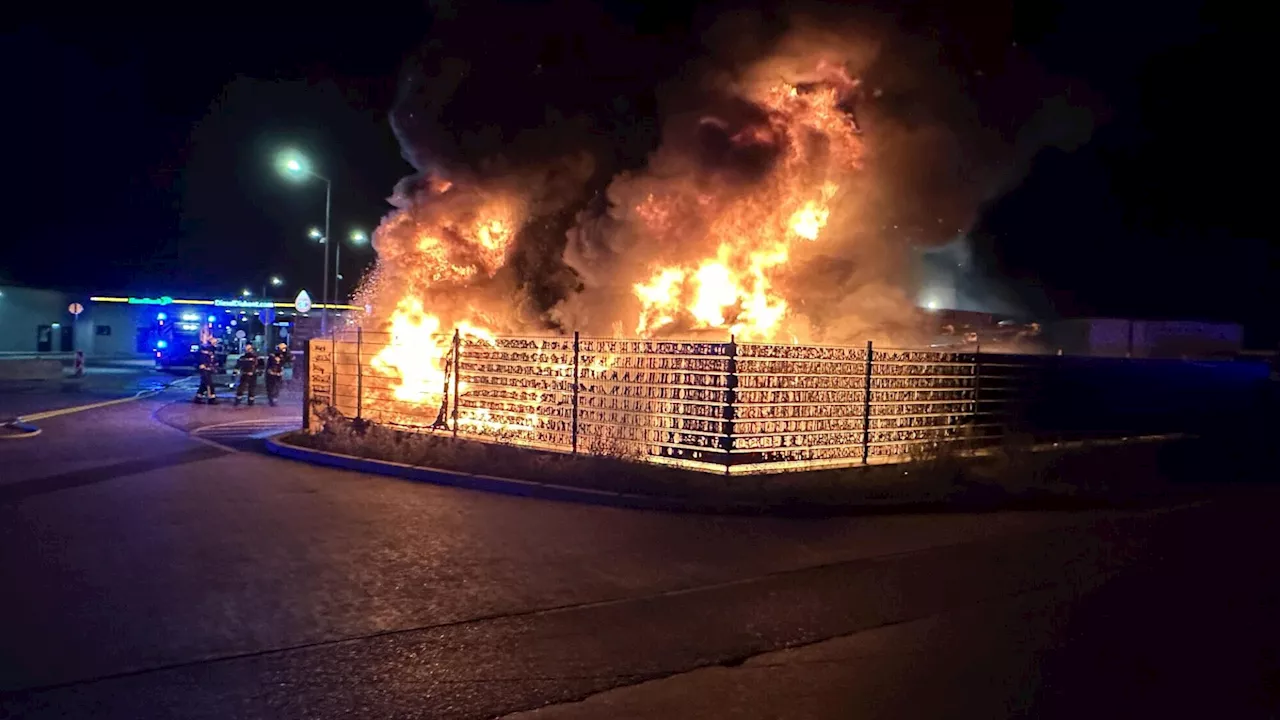 Himberg: Drei Lkw neben Dieseltankstelle ausgebrannt