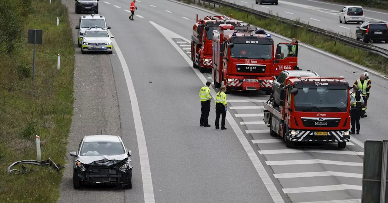 Mindst syv biler involveret i uheld, der spærrede motorvej helt