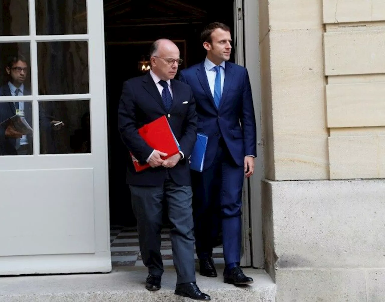 Cazeneuve et Bertrand reçus lundi par Macron pour discuter d'une nomination à Matignon