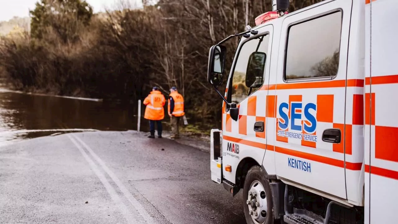 Evacuation warning in Tasmania as damaging winds batter country's south-east