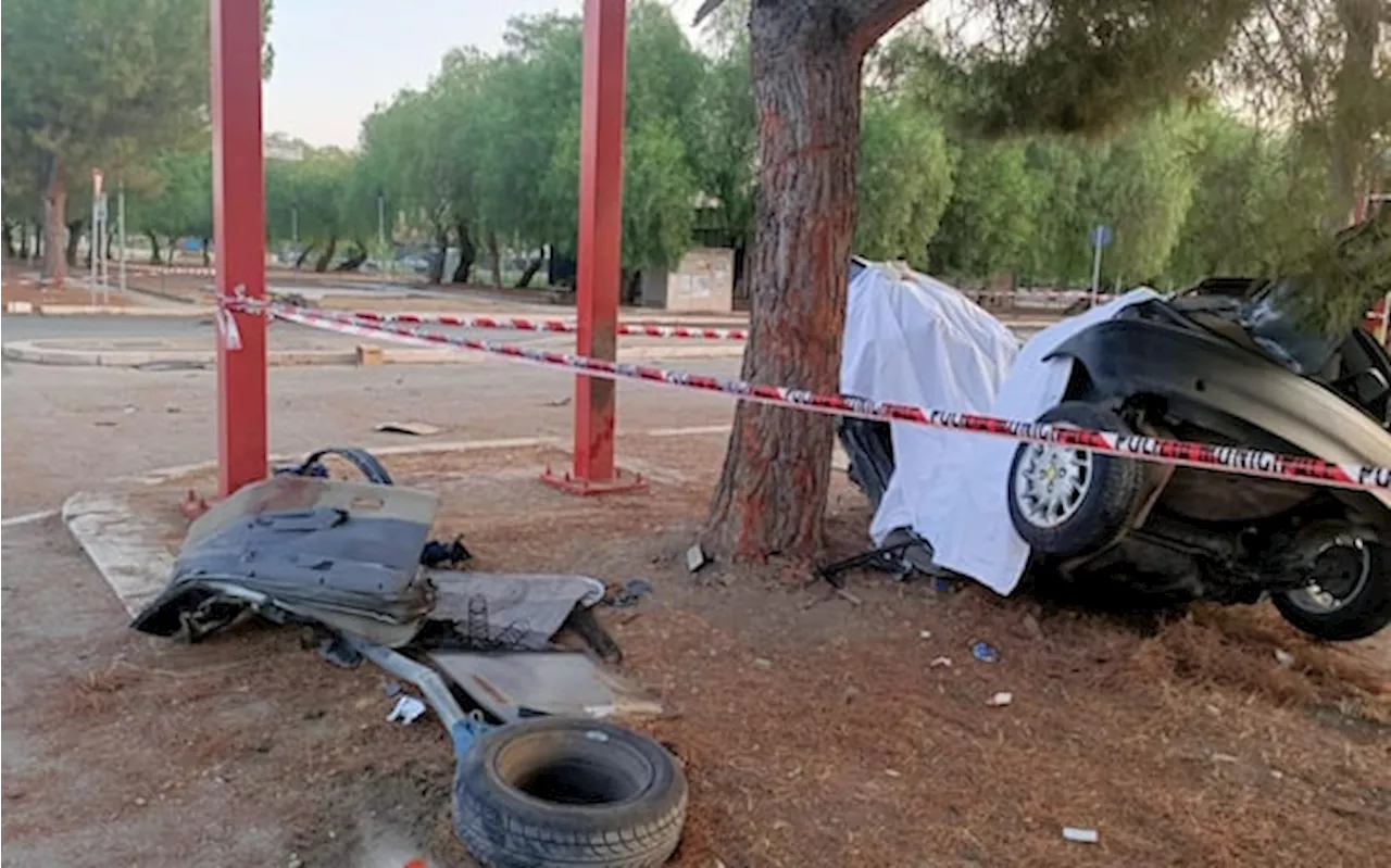 Foggia, guida senza patente e si schianta su albero: muore 17enne